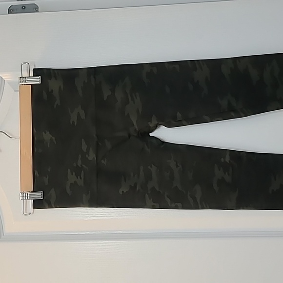 Medium Spanx Look at Me Now green camo leggings - Picture 3 of 9